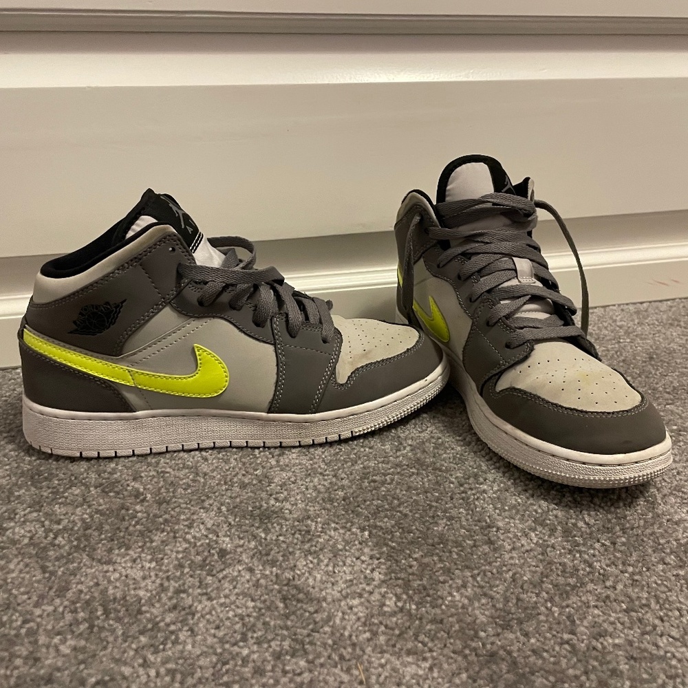 NIKE Air Jordan 1 Mid Gunsmoke Grey Volt # 554725-072  big kids size 6.5 Y